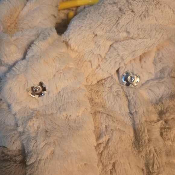 Rewind Faux Fur Button Closure Wrap Vest Size Large - Picture 9 of 16